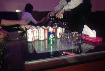 酒吧陪酒女能摸照片,揭秘夜场生活背后的真相